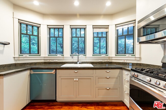 Building Photo - 2544 3rd St