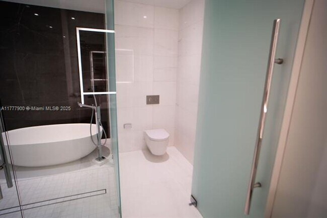 Building Photo - 300 Biscayne Blvd Way