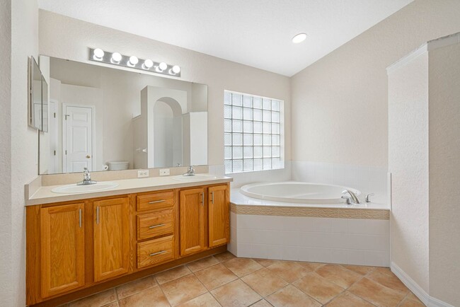 Building Photo - Exquisite Huntington Hills Golf and Countr...