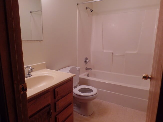 Building Photo - Pets Welcome! 2 Bedroom Brick Duplex in Ea...
