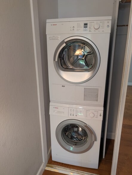 Building Photo - 280 Easy St