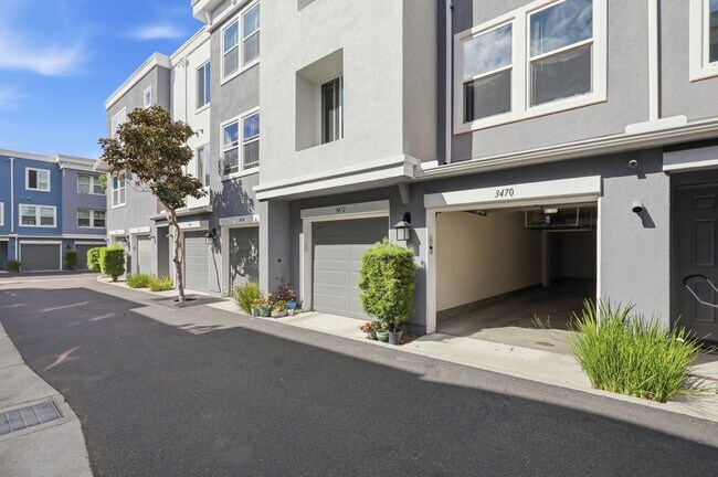 Building Photo - Point Loma, "The Bay" 2 bed 2 Bath Townhome now available! Amazing amenities, don't miss out