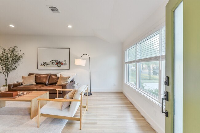 Building Photo - 910 Algregg St