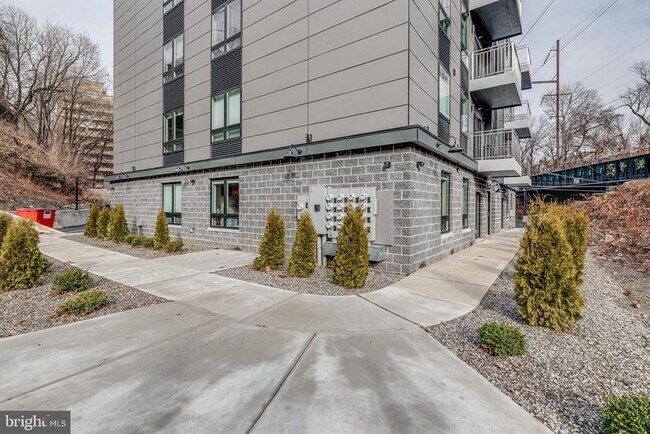 Building Photo - 1952 Bryn Mawr Ave