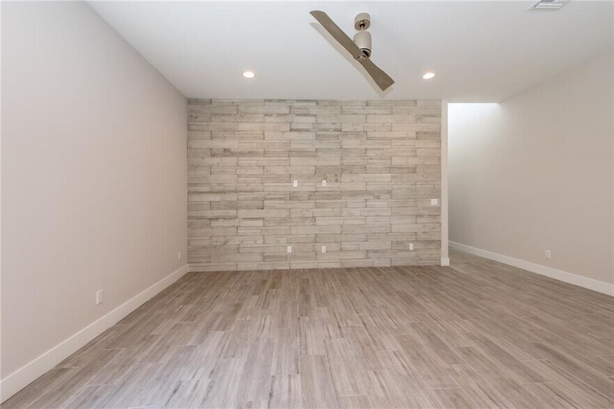 Building Photo - 1105 NE 2nd Ave