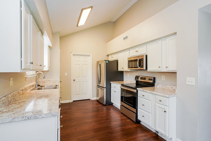 Building Photo - 2729 Riverbend Dr