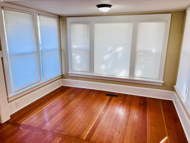 Building Photo - Craftsman Beauty Tucked into Mt.Scott-Arleta