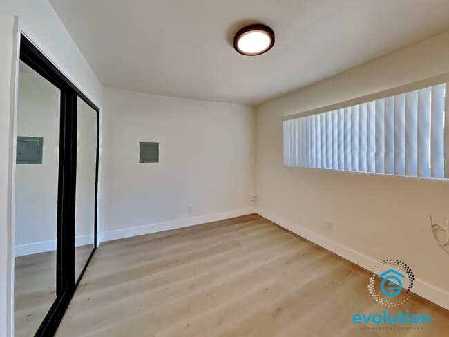 Building Photo - 734-740.5-7405 Jamaica Ct