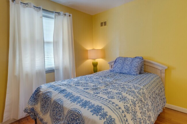 Building Photo - 9305 Pine View Ln