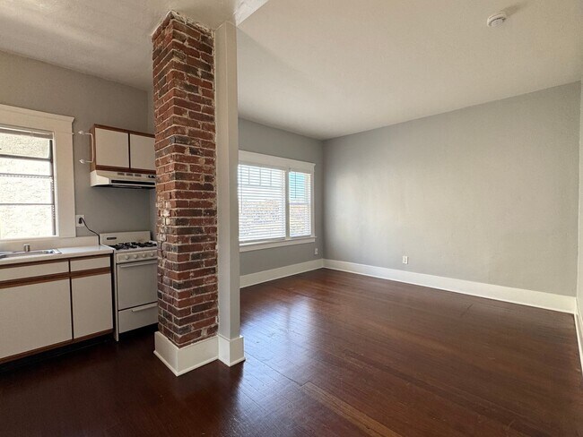 Building Photo - 2129 B St