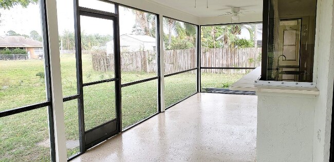 Building Photo - 607 SW Lucero Dr