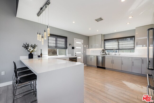 Building Photo - 7191 Pacific View Dr