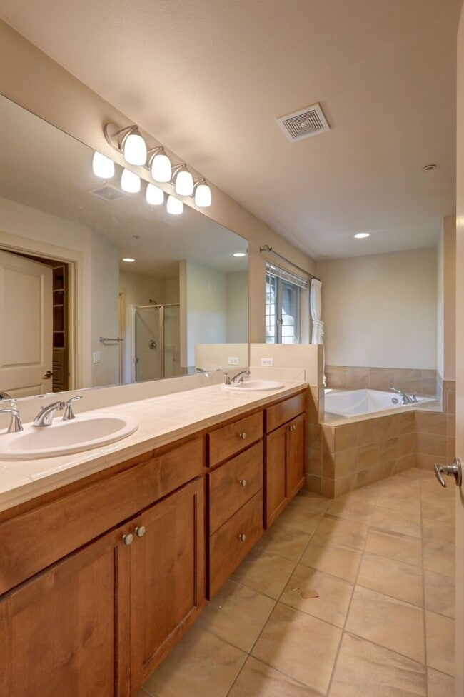 Building Photo - Gorgeous 3BR 2.5BA Issaquah Town Home Avai...