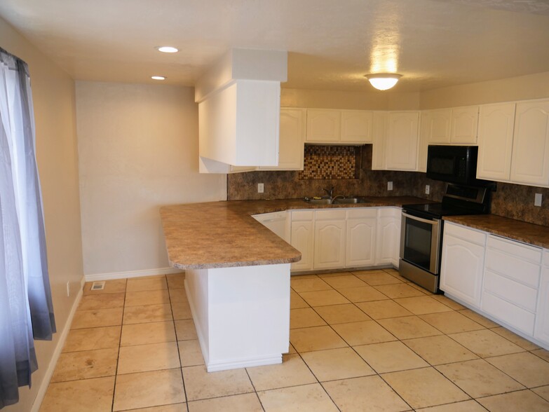 Kitchen - 3761 w 7800 S