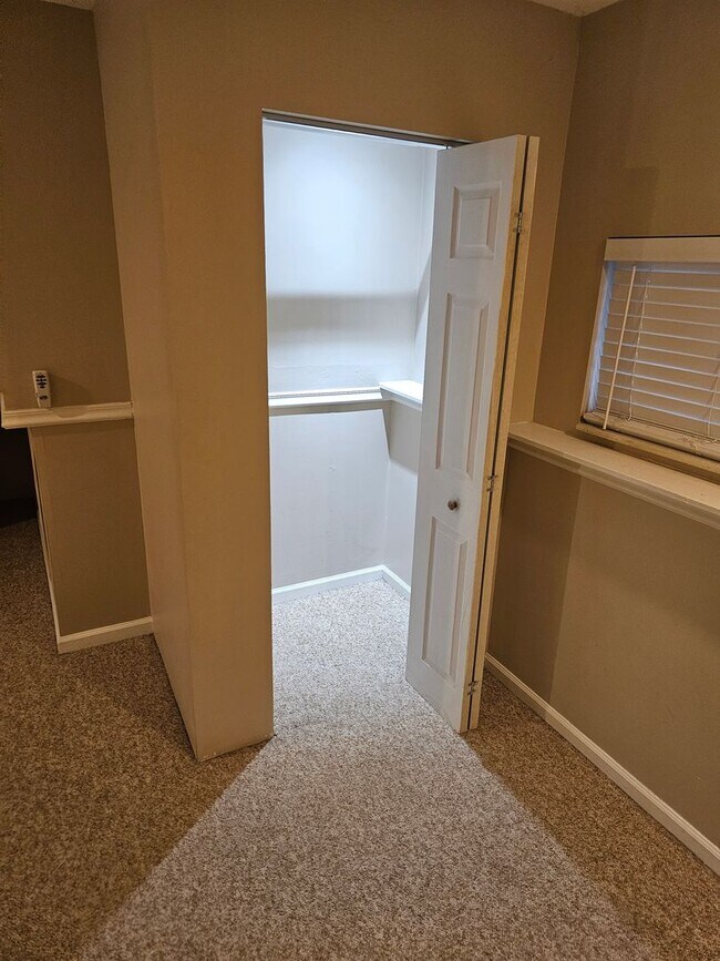 Building Photo - Wonderfully Remodeled Tri Level 3BR/2BTH Soulard Townhouse