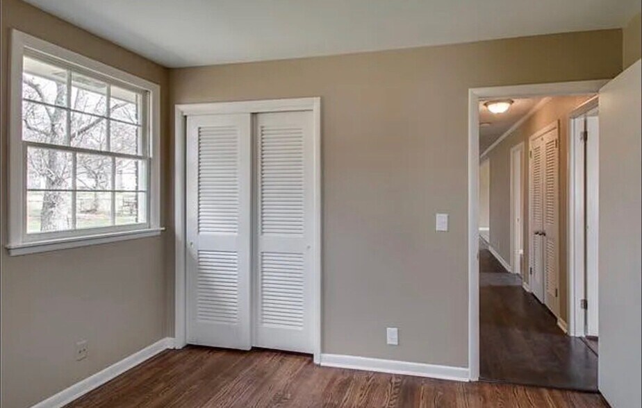 Building Photo - 147 Oak Park Dr