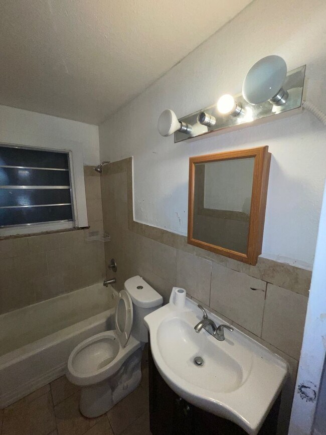 Building Photo - 3 bedrooms 2 baths - Section 8 Accepted