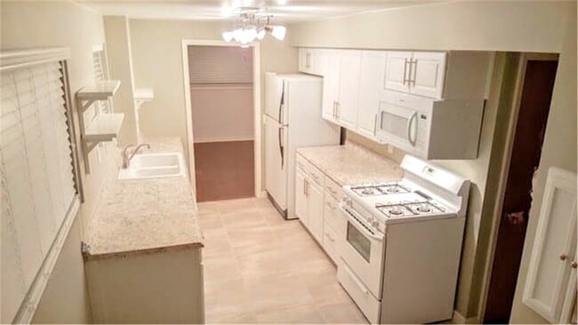 Building Photo - 4105 Edgehill Dr
