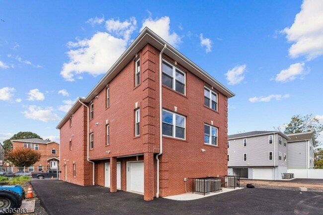 Building Photo - 24 Garibaldi Ave