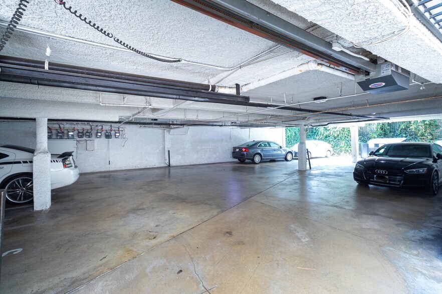 Building Photo - 1751 S Bentley Ave