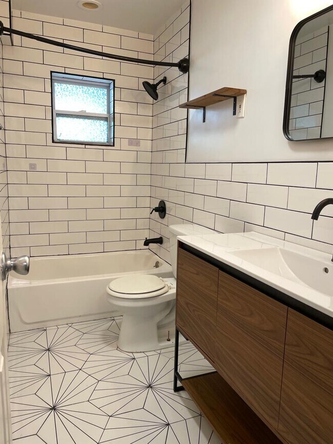 Building Photo - 418 3rd St