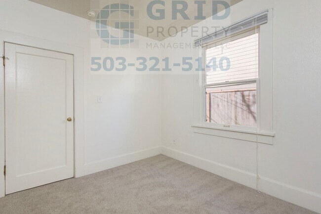 Building Photo - Charming 2 Bedroom Apartment Available in Milwaukie - Private Fenced-In Yard!