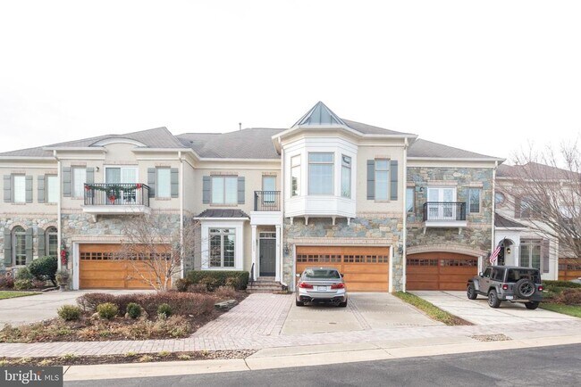 Building Photo - 18353 Fairway Oaks Square