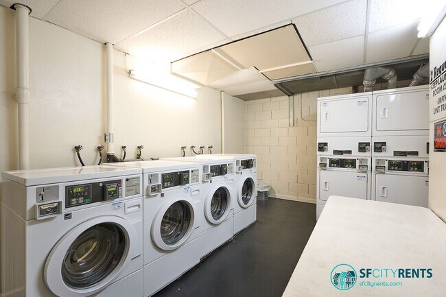 Building Photo - Pacific Heights: Studio w/ Sleeping Alcove, Dining Area, & Laundry Onsite