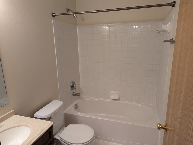 Hall Bathroom - 9146 Drum Plz