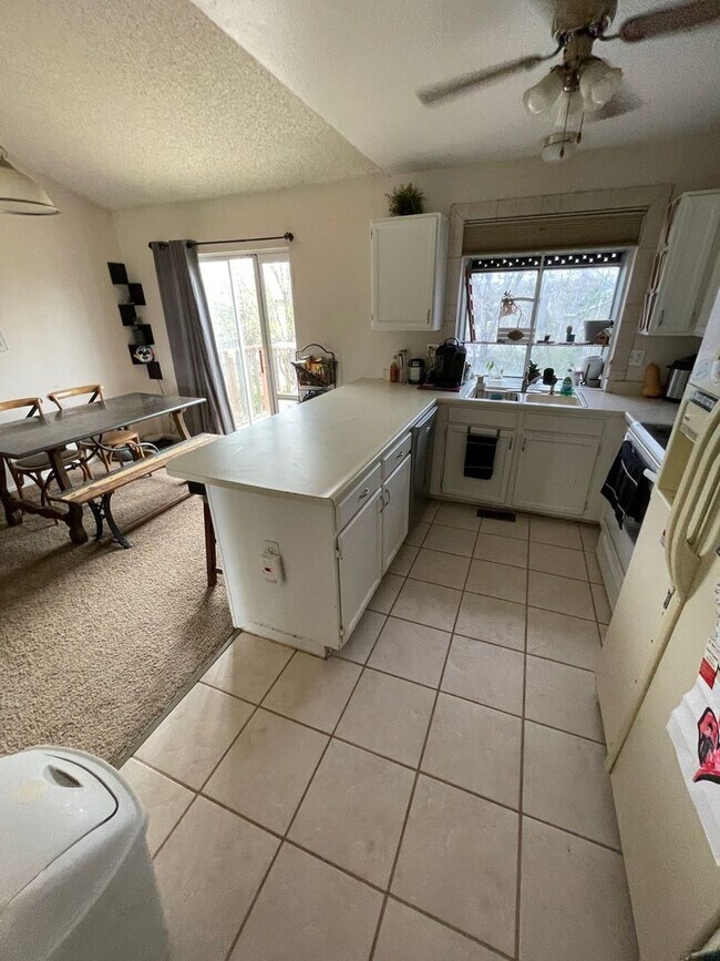 Building Photo - Beautiful Split Level Home in Waneka Lake ...