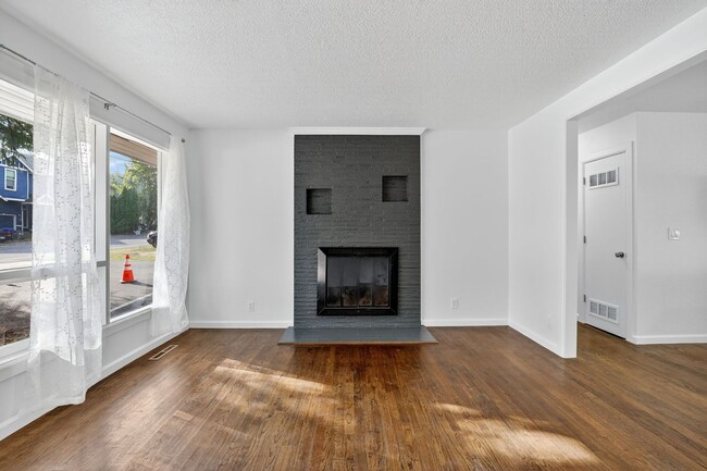Building Photo - 4 bedroom: Single Level SE Portland Home