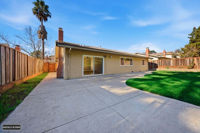 Building Photo - Large Oakland Hills Home With Large Garage/Yard +Laundry Hook-Ups!