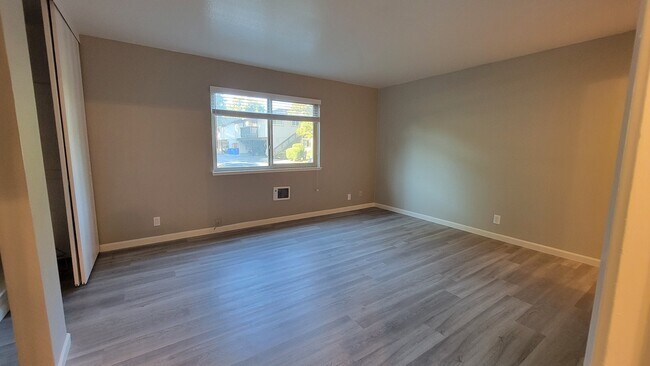 Building Photo - 100 E Middlefield Rd