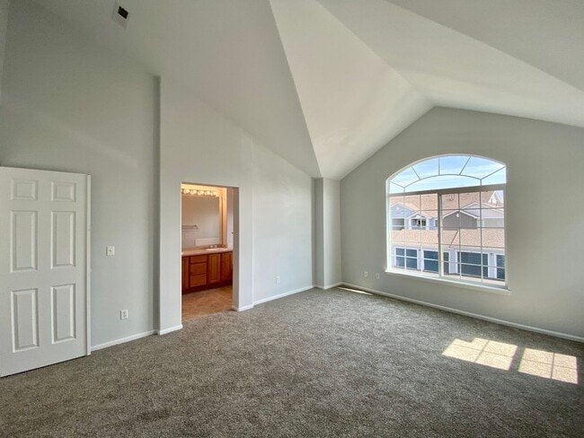 Building Photo - Fantastic Highlands Ranch Townhome - 3bed, 2.5 bath - End Unit