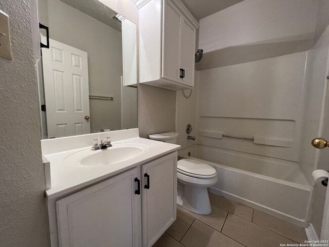 Building Photo - 2 Bedroom 2 Bath with Garage