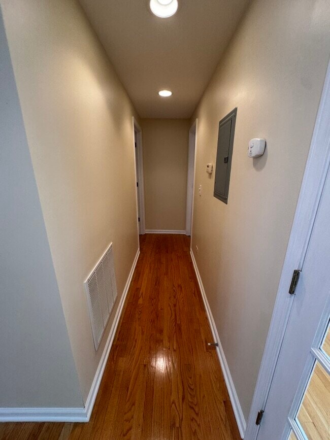 Building Photo - 2553 W Ardmore Ave