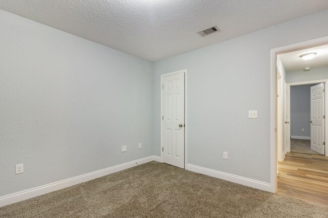 Building Photo - 515 Grand Ridge Dr