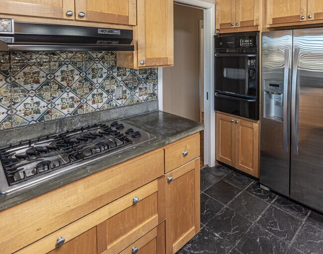 Building Photo - 3-Bed Midtown Home, Large Fenced Yard With Pool