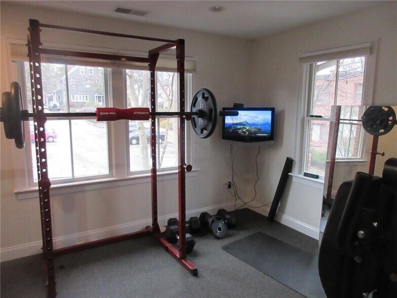 Building Photo - 270 Waterman St