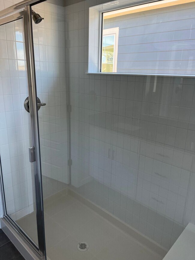 Building Photo - Beautiful Modern 4 Bedroom Home in Superior