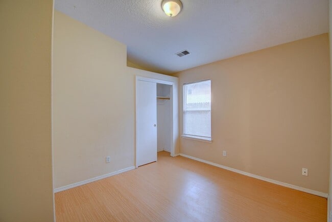 Building Photo - 7216 Eagle View Ave NE