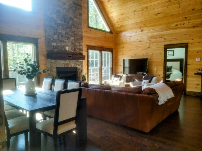 Building Photo - 63 Redwood Ln