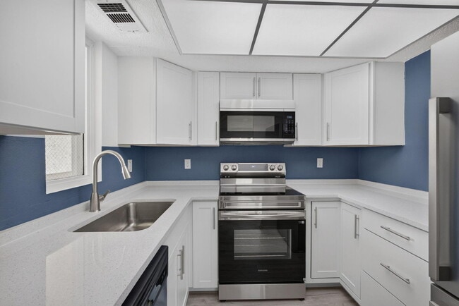 Building Photo - 1536 SE Royal Green Cir