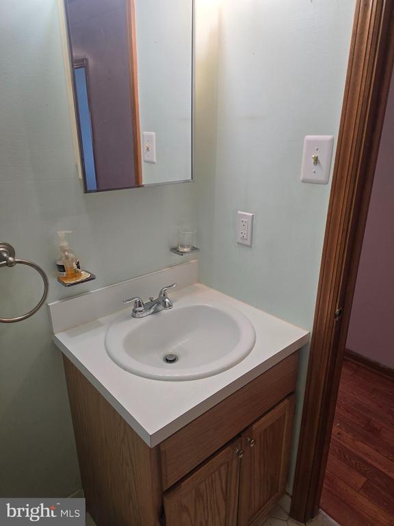 Building Photo - 524 Longshore Ave