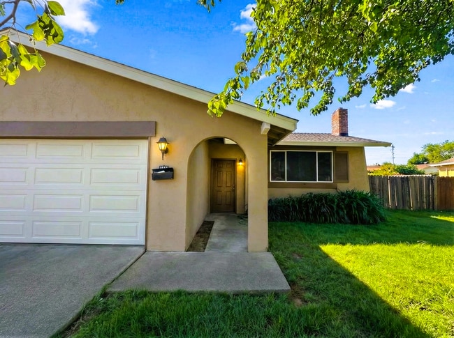 Building Photo - Spacious 3-Bedroom Home with Large Backyard in Fairfield