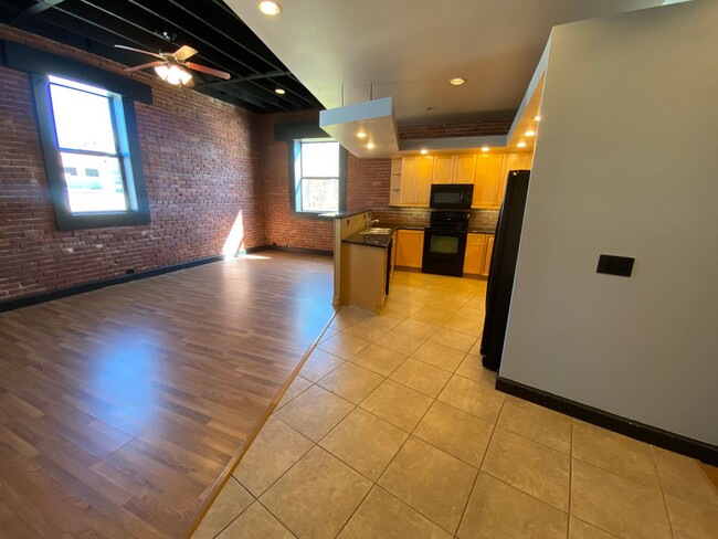 Building Photo - Beautiful Downtown Springfield Loft