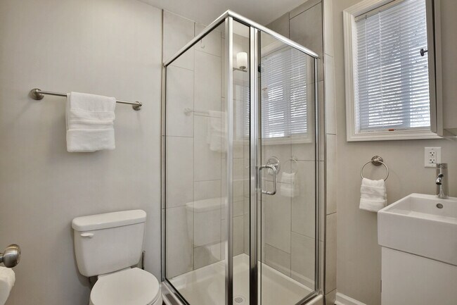 Building Photo - 137 E Tompkins St