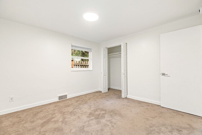 Building Photo - 3 bedroom 1.75 bath House