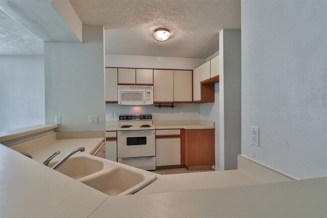 Building Photo - 10910 Scenic Dr