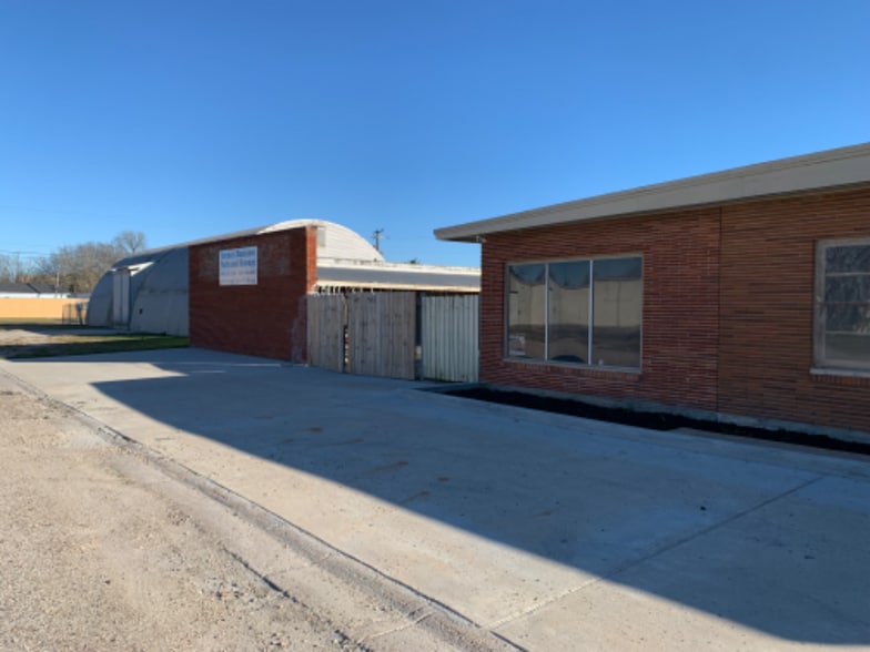 Building Photo - 915 6th Ave N